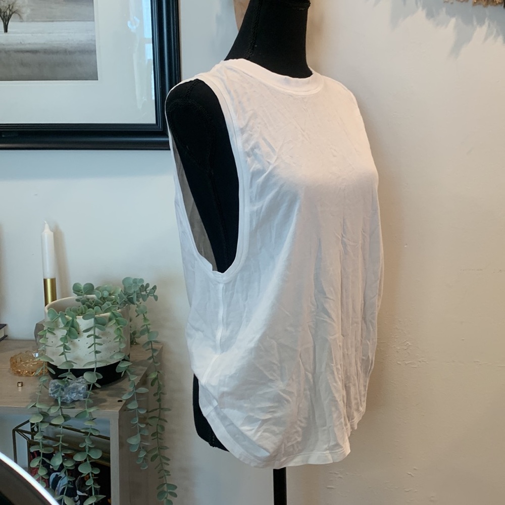 Lululemon sleeveless white tee - Picture 5 of 9